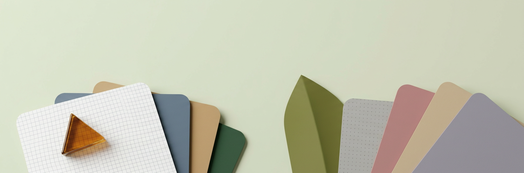 Duas leques de folhas de papel de várias cores, uma com um triângulo de vidro cor de âmbar